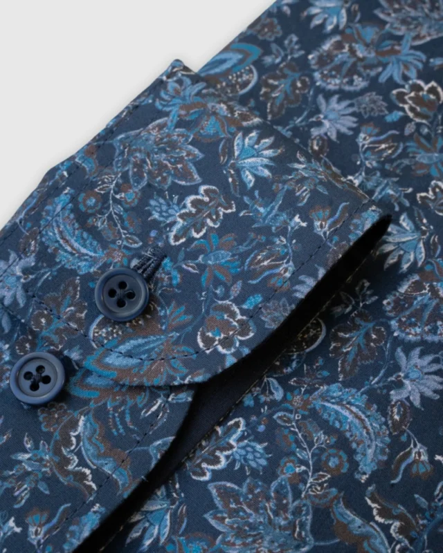 Uus muster #3! 💥
Tumesinine põhi koos detailse lillemustriga loob särgi, mis mõjub väärikalt ja ei jää märkamatuks.
See on mehele, kes hindab mustrit, kuid eelistab sügavamat ja rahulikumat tonaalsust.  Selle nädala lõpuni kestab ka jõulukampaania, mille raames on kõik täishinnaga tooted -30%!  Selle särgi leiad e-poest koodiga "5205"  Hinnakujundus soodusnädalal: 109€ ➡ 76,30€  #eestidisain #estoniandesign #kingitusmehele #kvaliteetsärgid