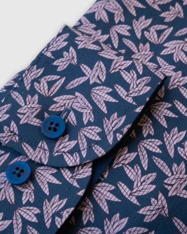 Uus muster #2! 💥
See on mehele, kes ei karda silma paista! 😉 Tumesinine põhi muudab särgi kergesti kombineeritavaks tumesiniste pükstega, mida leidub kindlasti iga mehe kapis! Roosa suurem lehemuster annab särgile kandjale omast iseloomu. Kanna pintsakuga või ilma - toimib mõlematpidi!  Selle nädala lõpuni kestab ka jõulukampaania, mille raames on kõik täishinnaga tooted -30%!  Selle särgi leiad e-poest koodiga "5204"  Hinnakujundus soodusnädalal: 109€ ➡ 76,30€  #eestidisain #estoniandesign #kingitusmehele #kvaliteetsärgid